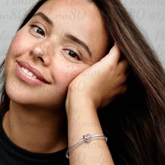 Pandora Moments Marvel Spider-Man Mask Clasp Bangle - Picture 4 of 5